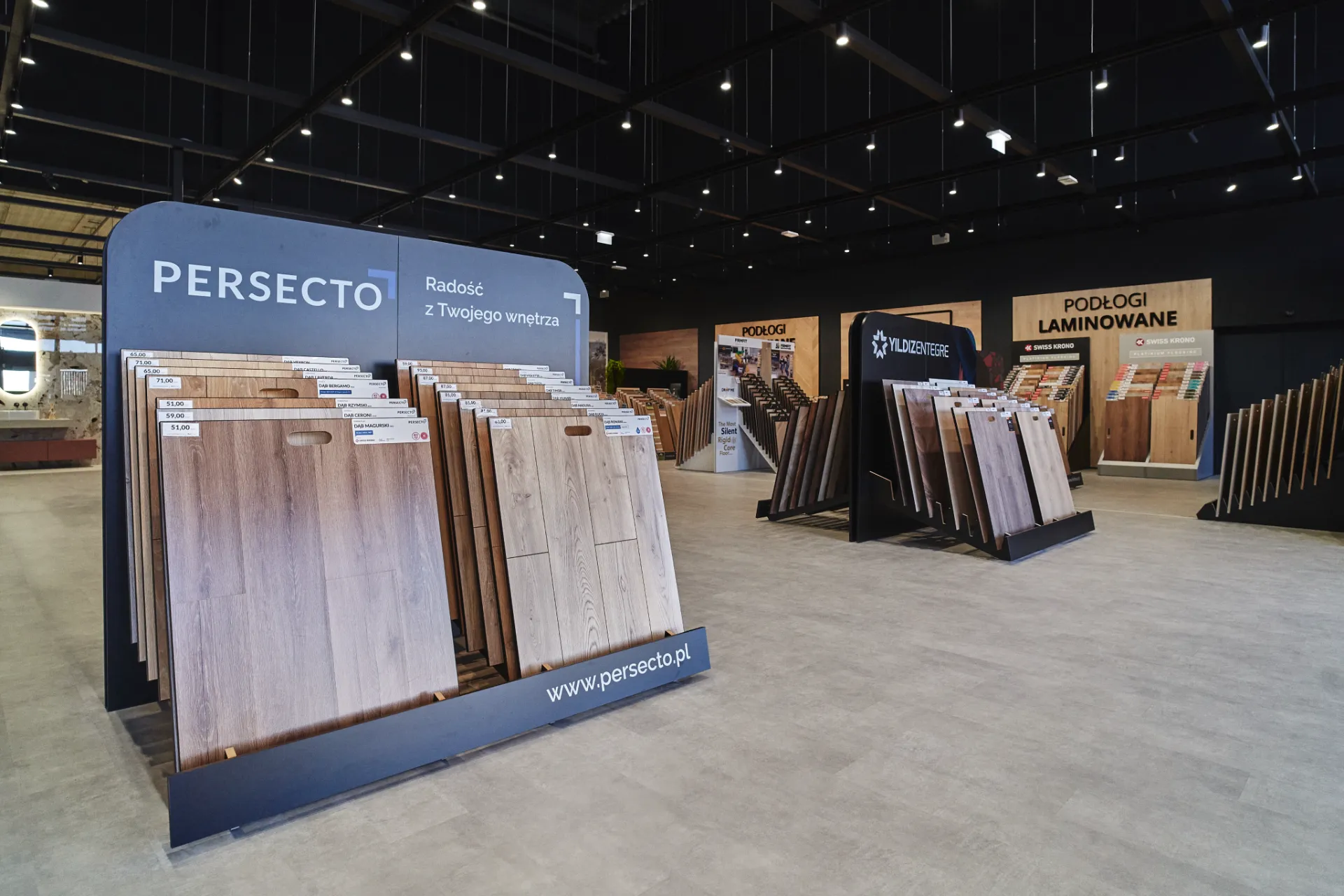 Ekspozycja paneli laminowanych Persecto w salonie sprzedaży